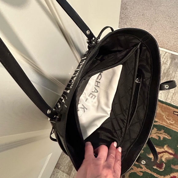 Michael Kors medium leather a tech friendly bag black studs nice condition - Picture 6 of 8